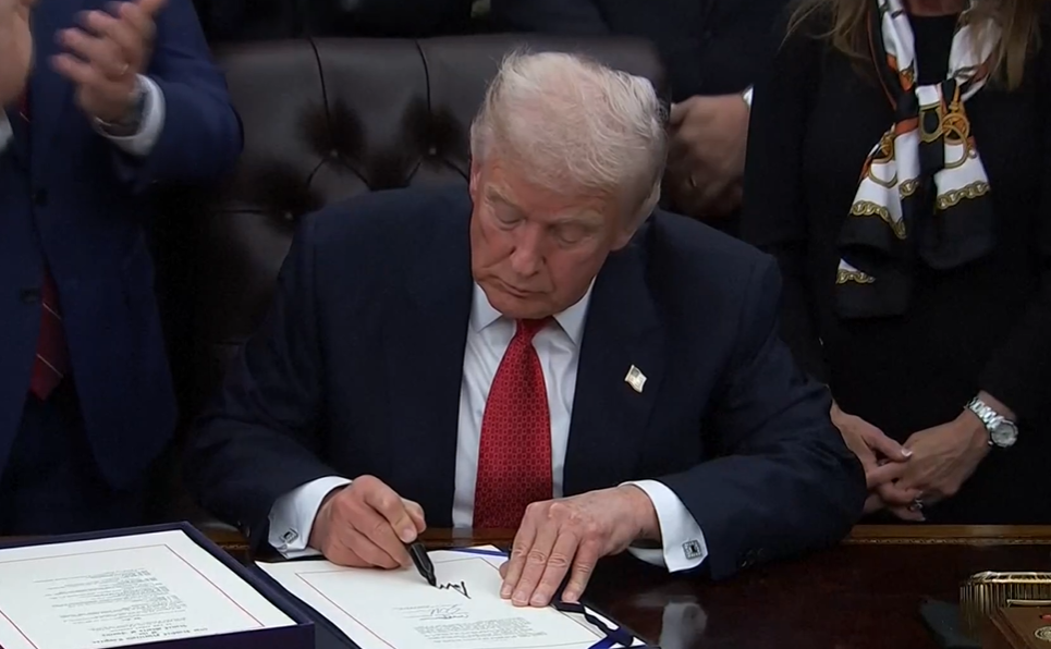 悬而未决的关税风暴：最高法院的沉默与特朗普政府的政治豪赌